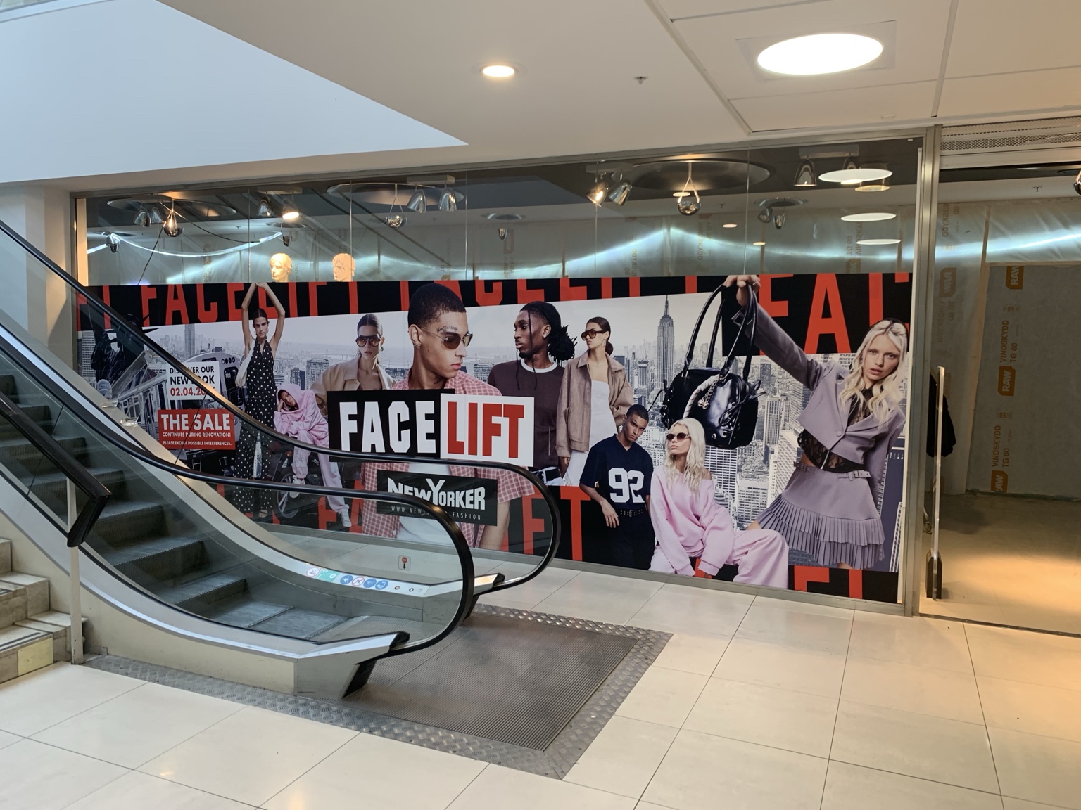Stor fönsterdekor med FACELIFT-kampanj för New Yorker