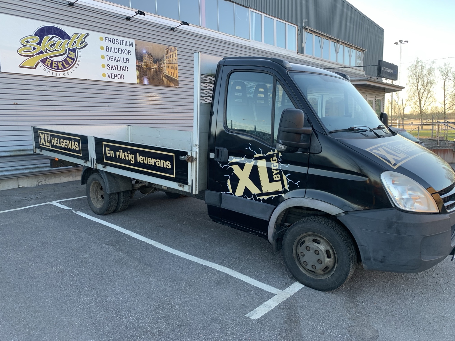 XL Bygg lastbil med fordonsdekor